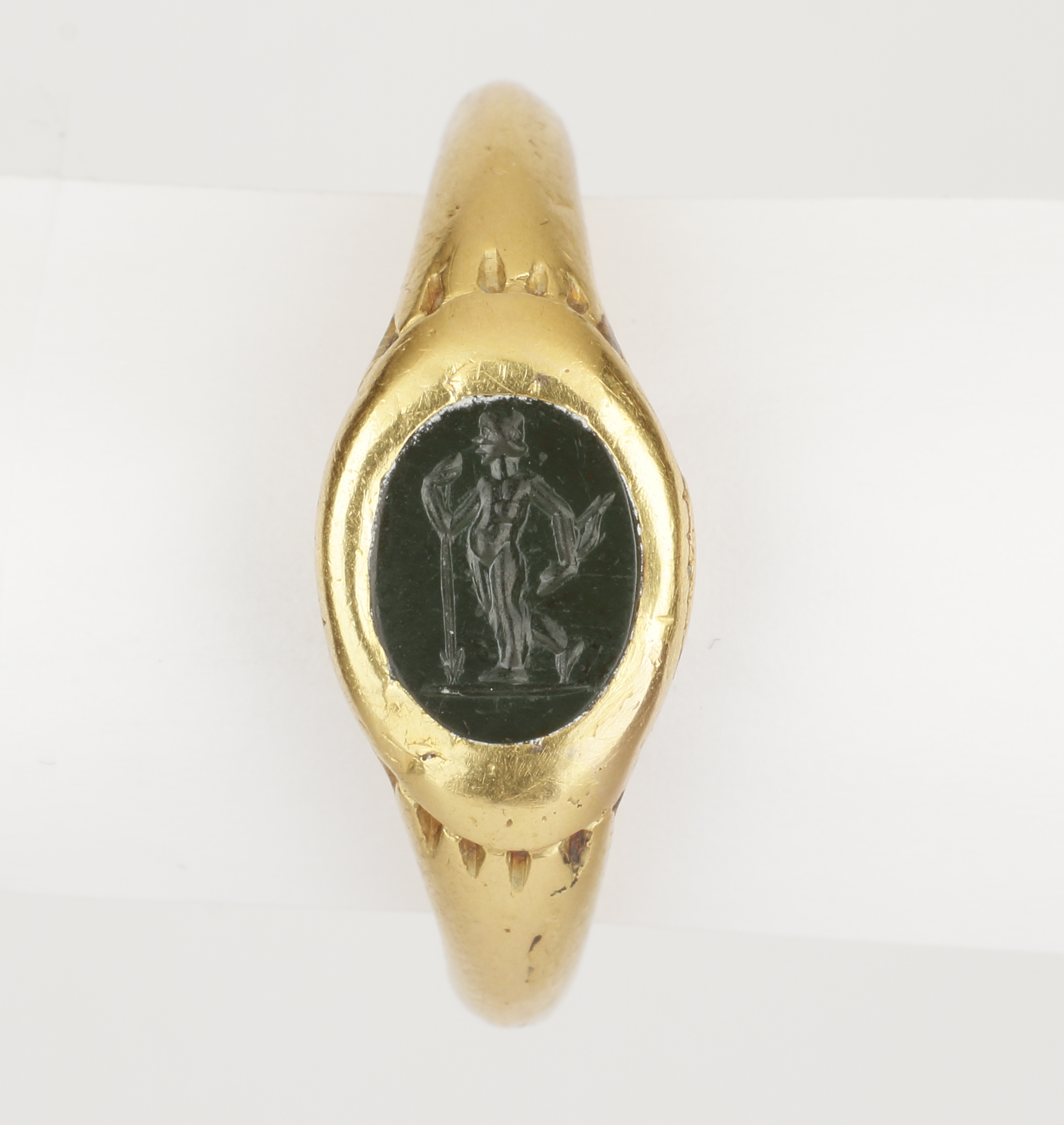 A Fine Finger-Ring set with a Heliotrope Intaglio of a Warrior /A
